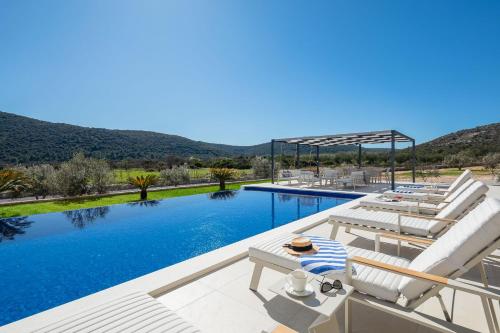 Luxury Villa Dolac near Split, airport, complete privacy, infinity heated pool