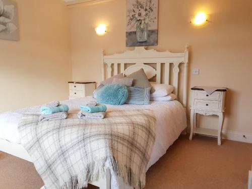a bedroom with a bed with towels on it at The Old Post Office On Loch Tay in Stron-fearnan