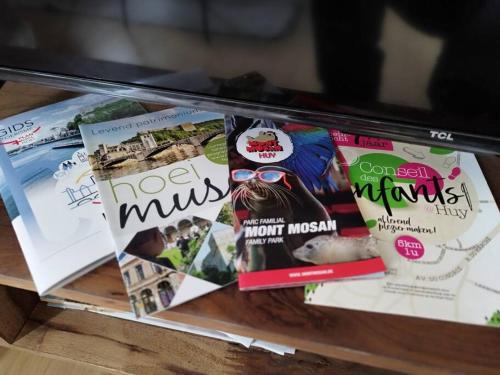 a table with magazines on it with glasses on it at Au pied du mur in Huy