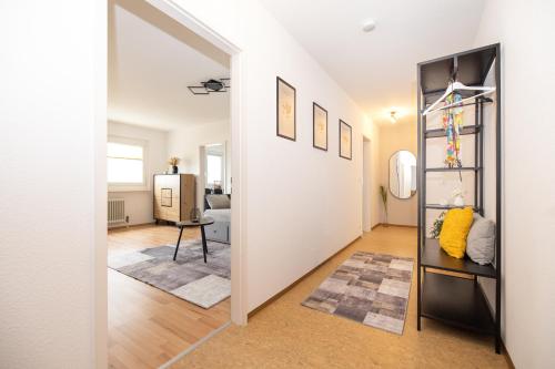 een hal die leidt naar een kamer met een slaapkamer bij Ferienwohnung Mark in Villingen-Schwenningen