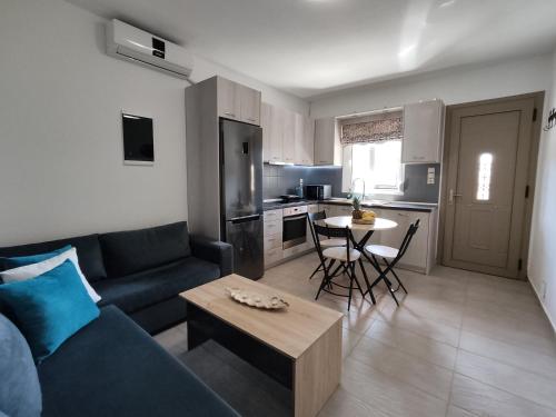 uma sala de estar com um sofá e uma mesa em Psaromoura Apartment 2 em Agia Pelagia