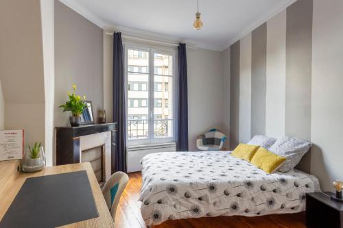 - une petite chambre avec un lit et une cheminée dans l'établissement Chambre - Marceau, à Courbevoie