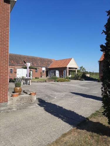 een lege parkeerplaats naast een bakstenen gebouw bij Molenbergrust in Zwalm