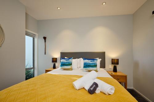 sypialnia z łóżkiem z dwoma ręcznikami w obiekcie Shearwater Apartments w mieście Kaikoura