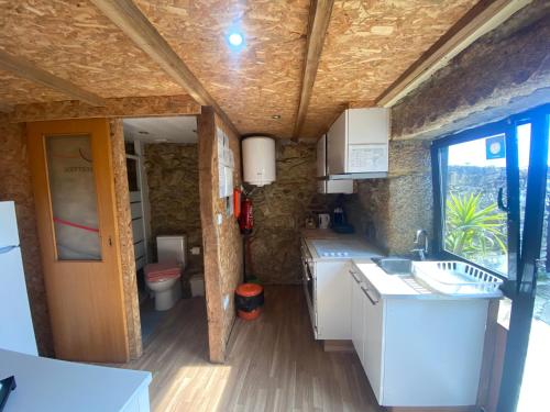 cocina con lavabo y aseo en una habitación en Casa do Avô Grande, en Esposende