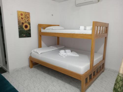 Katil dua tingkat atau katil-katil dua tingkat dalam bilik di Hostal Girasoles Tolu