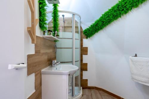 een badkamer met een wastafel en een trap met groene wijnranken bij Amazing Cyprus Glamping Domes - Glamping Cyprus in Paphos City