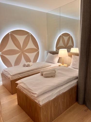 Tempat tidur dalam kamar di Kryształ Górski apartament z sauną
