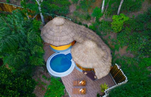 una vista aérea de una piscina con sombrilla en Tea Cabins, en Ella