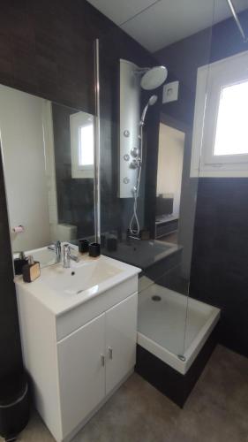 Criquetot-lʼEsneval的住宿－L'Armistice，浴室配有白色水槽和淋浴。
