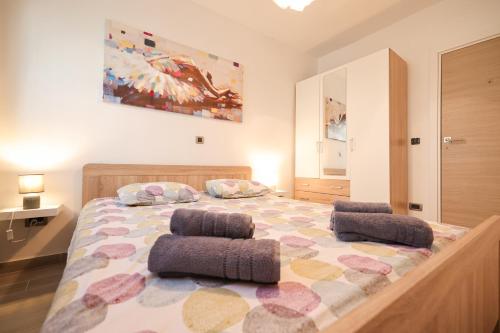 een slaapkamer met een groot bed met 2 kussens bij COCO in Pirovac