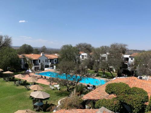 una vista aérea de un complejo con piscina en Hotel Hacienda Taboada (Aguas Termales), en San Miguel de Allende