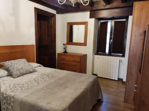 Cama o camas de una habitación en Apartamentos LLave de Santillana