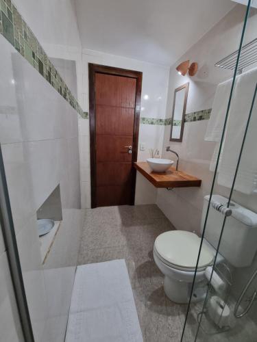 a bathroom with a toilet and a sink at Casa Aprazível no Alto de Búzios in Búzios