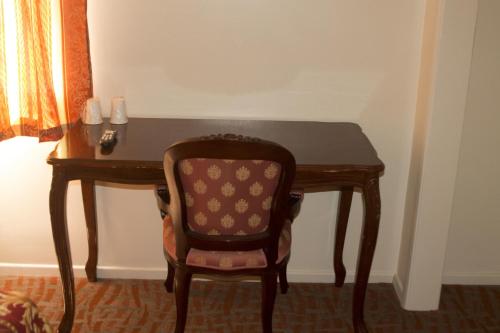a wooden desk with a chair in a room at Lido Hotel in Huntington Park