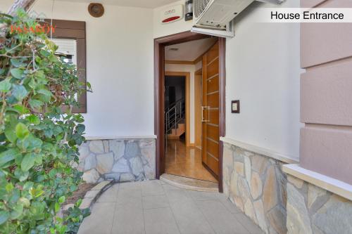 Фасад или вход в Pasaköy Houses