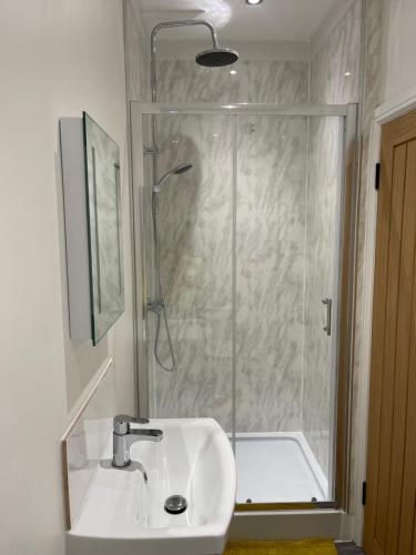 y baño con lavabo y ducha. en Room in Gloucester Road 4, en Bristol