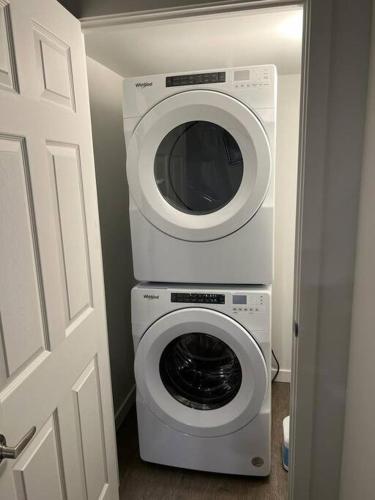 Фотография из галереи Brand new 1 Bedroom Basement Suite. Wi-Fi,Netflix в Эдмонтоне