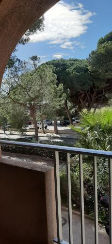 les îles d'or au port de Hyères grand studio climatiséにあるバルコニーまたはテラス