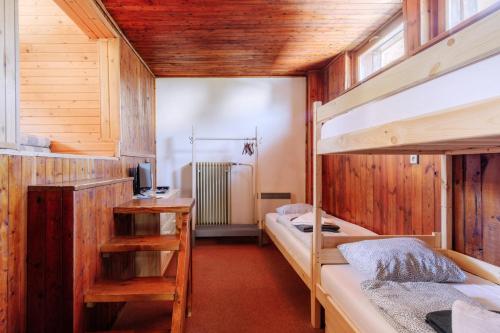 a room with two bunk beds and a desk at Chata pod Sedlom Čertovica in Vyšná Boca