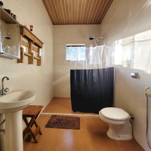 a bathroom with a toilet and a sink at EcoviLab in Guaratinguetá