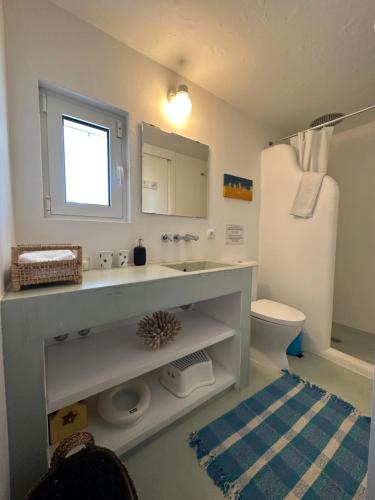 y baño con lavabo, aseo y espejo. en Casas na Lagoa - Carvalhal, en Carvalhal