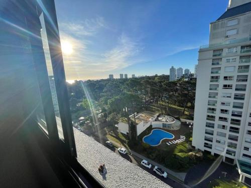 una ventana de un edificio con vistas a la ciudad en Torre Green Life FullAmenities en Punta del Este