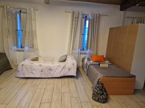 sypialnia z 2 łóżkami i 2 oknami w obiekcie A Casa da Lúa w mieście Nieves