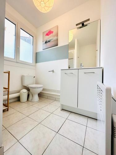 une salle de bain avec toilettes et lavabo dans l'établissement Reims Sherpa Lodge, à Reims