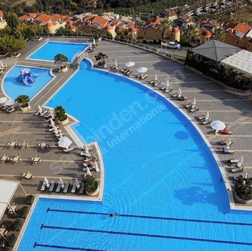 - une vue sur la grande piscine d'un complexe dans l'établissement goldcity yazlık daire alanya Türkiye, à Alanya