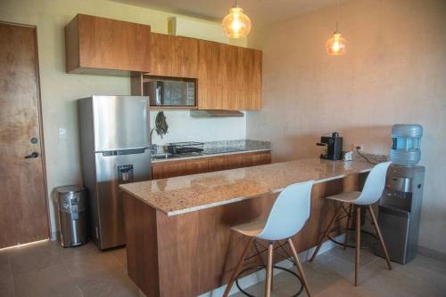 a kitchen with a counter and a refrigerator at Micaela Bacalar C2 Depto de lujo Vista Laguna in Bacalar