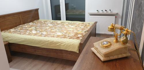 - une chambre avec un lit et une table avec un téléphone dans l'établissement Nad Wełną, à Oborniki