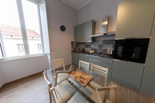 una cucina con tavolo e sedie in una stanza di A Casa di Titto guest house a Napoli