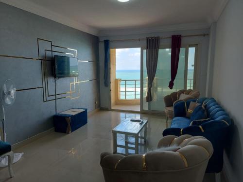 A seating area at شقق فندقية علي البحر مباشرة عائلات فقط