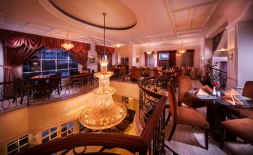 a lobby with a dining room and a restaurant at Blue Sky Pandurata Hotel Cikini in Jakarta
