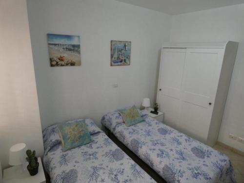 two beds in a small room with two pillows at Playa Bonita Relax House in Scilla
