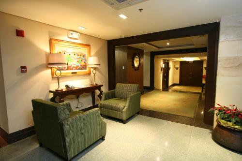 Crown Regency Hotel Makatiにあるシーティングエリア