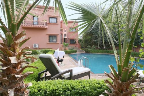 een villa met een zwembad in een tuin bij Exceptionnel Villa 6 Rooms 12 guests Big Pool in Marrakesh