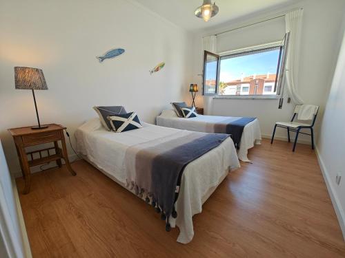 1 dormitorio con 2 camas y ventana en Beachy 2Bdrm in Santa Cruz w/ stunning Ocean View! en Santa Cruz