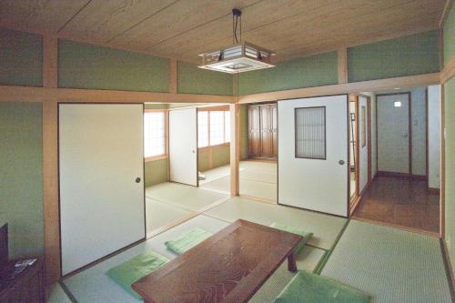 Łóżko lub łóżka piętrowe w pokoju w obiekcie Dormitory Sandanya Guesthouse