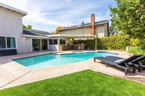 uma piscina no quintal de uma casa em 5 bedroom lux home with pool em Santa Ana