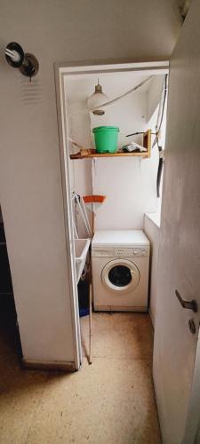 una pequeña cocina con lavadora en una habitación en Live en Rosario