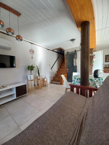- un salon avec un canapé et une table dans l'établissement Espejos de monte, à San Miguel del Monte