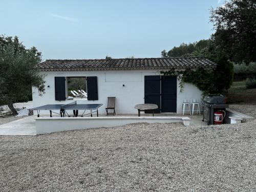 a house with a picnic table and a grill at Charming, chic, secluded villa within walking distance from Lorgues in Lorgues