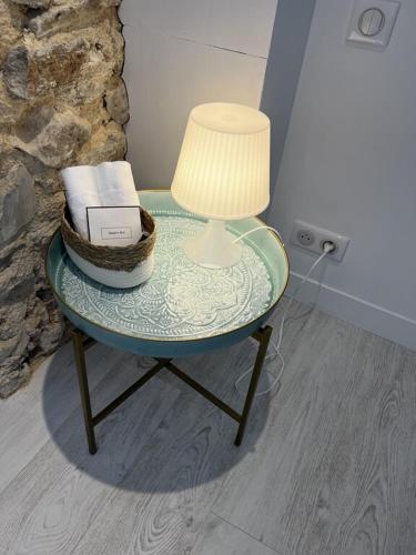a table with a lamp and a basket on it at Charming, chic, secluded villa within walking distance from Lorgues in Lorgues