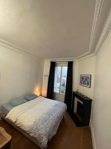 une chambre avec un lit et une fenêtre dans l'établissement 2 bedrooms - Parisian style - 25 min from Le Louvre, à Alfortville