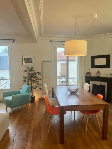 un salon avec une table et des chaises de salle à manger dans l'établissement 2 bedrooms - Parisian style - 25 min from Le Louvre, à Alfortville