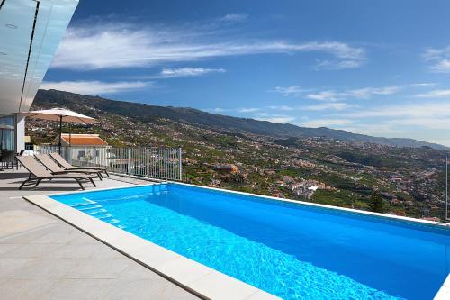 une piscine sur le toit d'une maison dans l'établissement Peak A Boo Private Heated Pool and Private Parking, à Câmara de Lobos