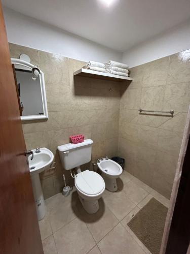 een badkamer met een toilet en een wastafel bij Departamento Capital in La Rioja