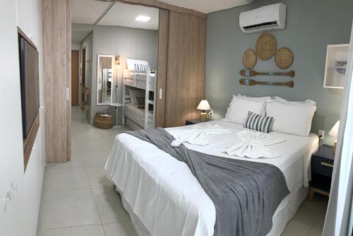 1 dormitorio con 1 cama blanca grande en una habitación en Flat aconchegante no Eco Resort Praia dos Carneiros - Cama Queen, en Tamandaré